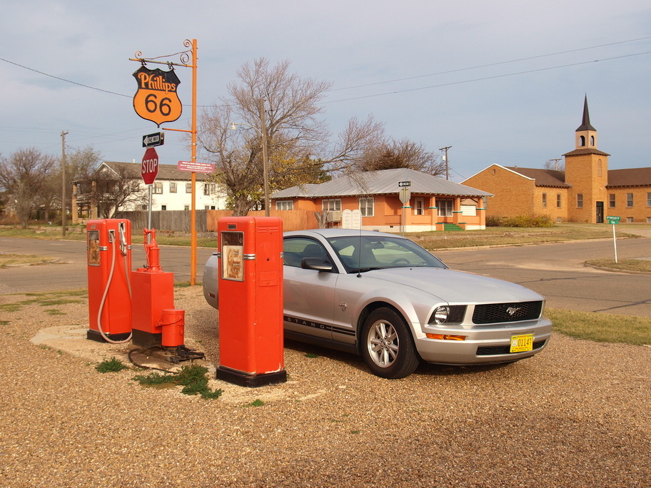 Adrian, TX: old phillips 66 gas station