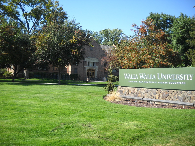 College Place, WA: Walla Walla U sign with Library in background