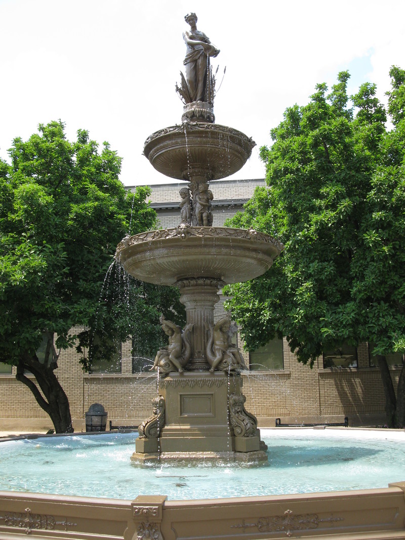 Lancaster, OH: Fountain at Broad & Main