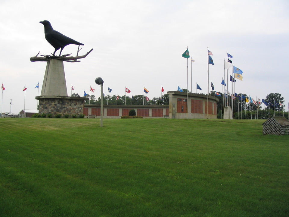 Belgrade, MN: World's largest crow at Belgrade memorial