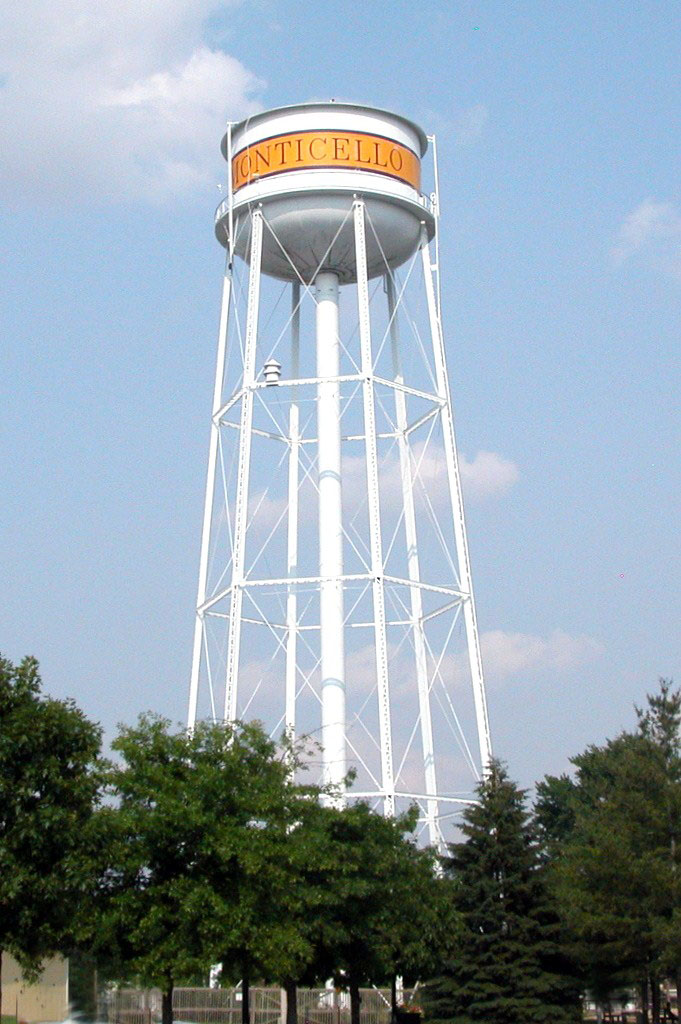 Monticello, IL: Water tower near city building