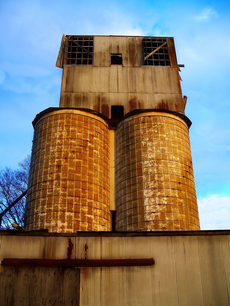 Robinson, IL: abandoned grain silo
