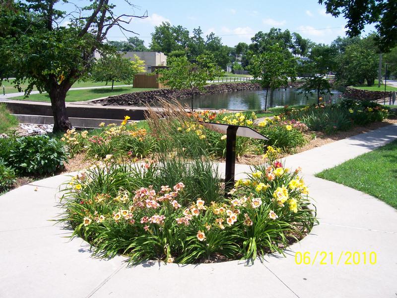 Siloam Springs, AR: Ralph Pauline Henry Memorial Garden