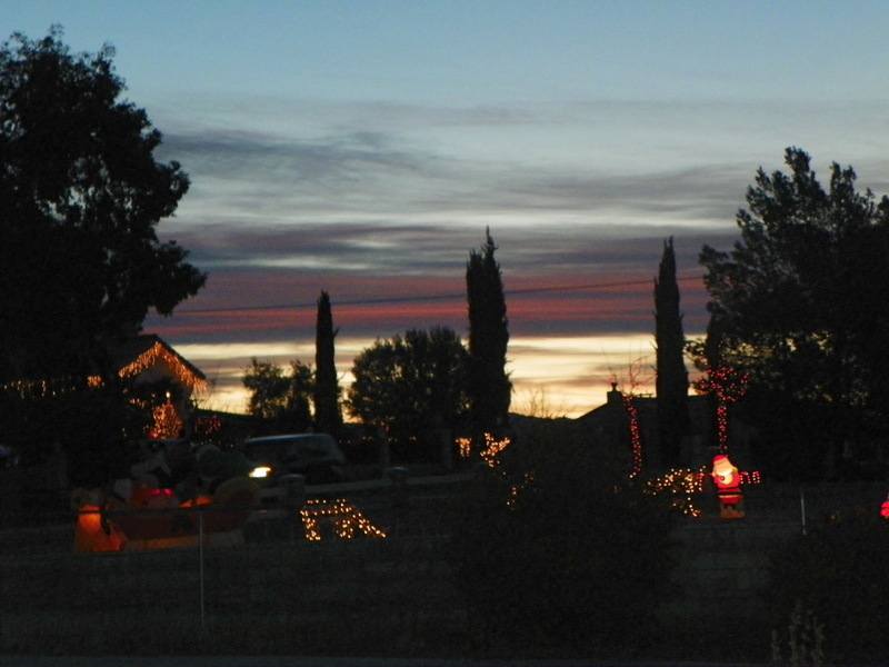Apple Valley, CA: On a night time during Christmas season in Apple Valley