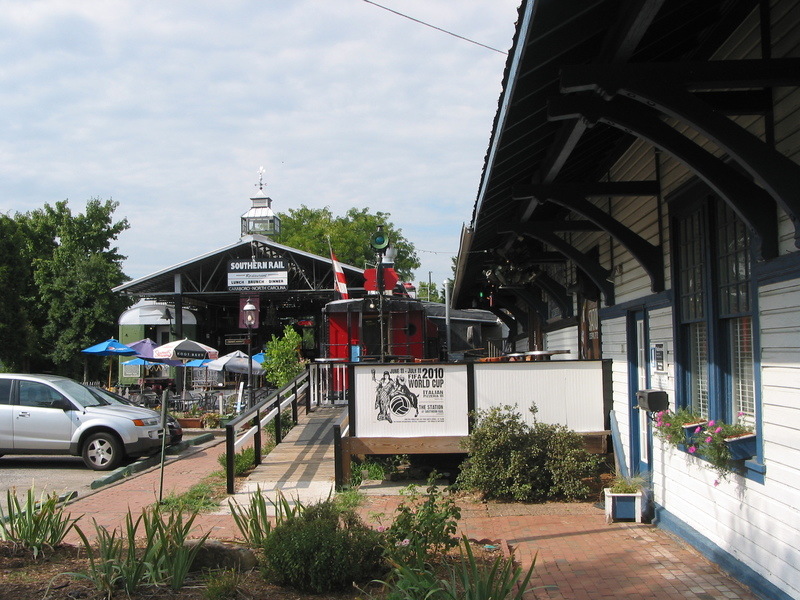 Carrboro, NC: Southern Rail Restaurant & Bar in downtown Carrboro, with converted train cars