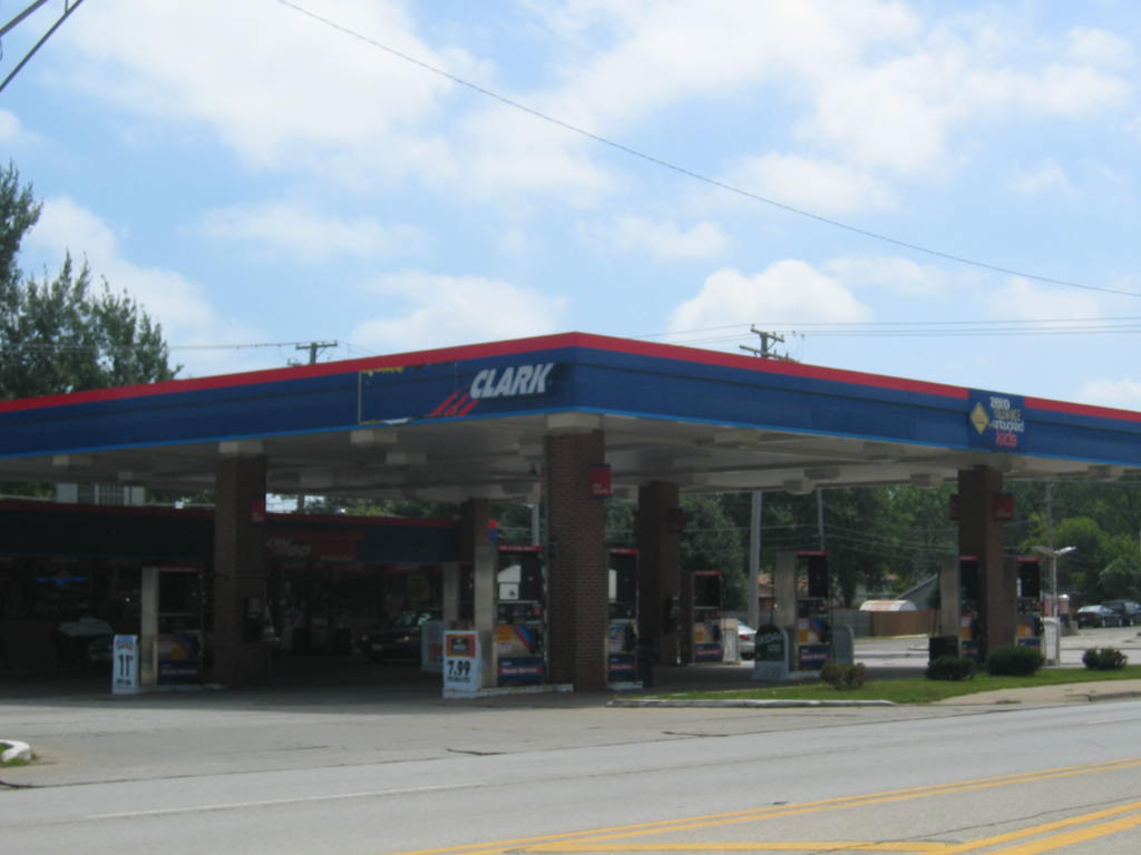 Winthrop Harbor, IL: Clark Gas Station on Sheridan and Ninth Street