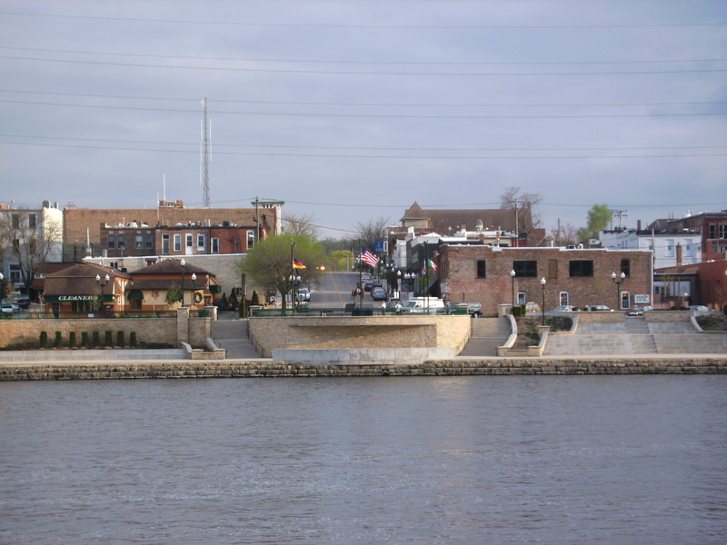 Dixon, IL: Dixon Riverfront Plaza (viewing South from Lincoln Statue Dr.)