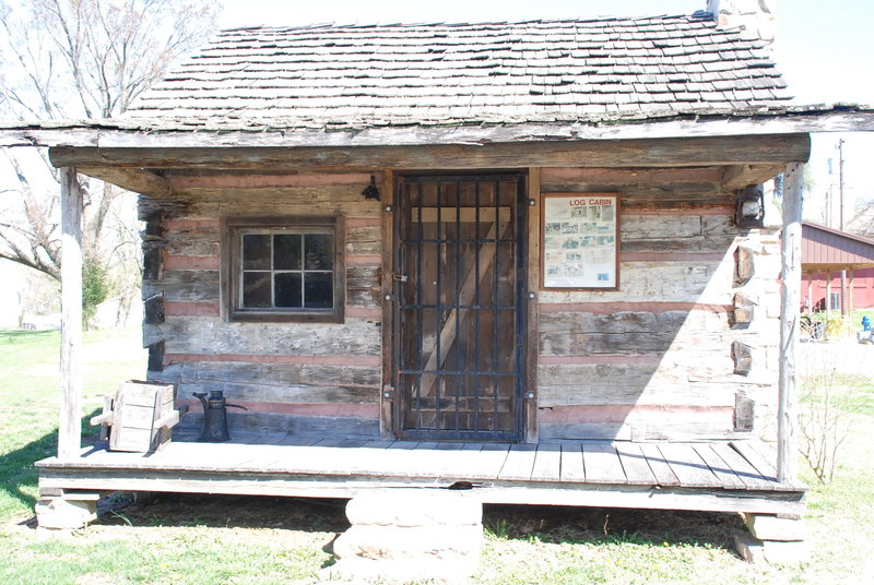 Marion, KY: Log Cabin Close To Ben Clement Mineral Museum