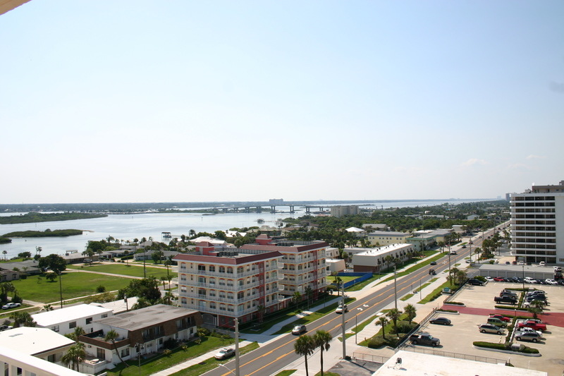 Daytona Beach Shores, FL: Daytona Beach Shore south of the Dunlawton Bridge