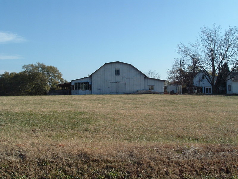 North High Shoals, GA: Barn and home off Dickens Lane