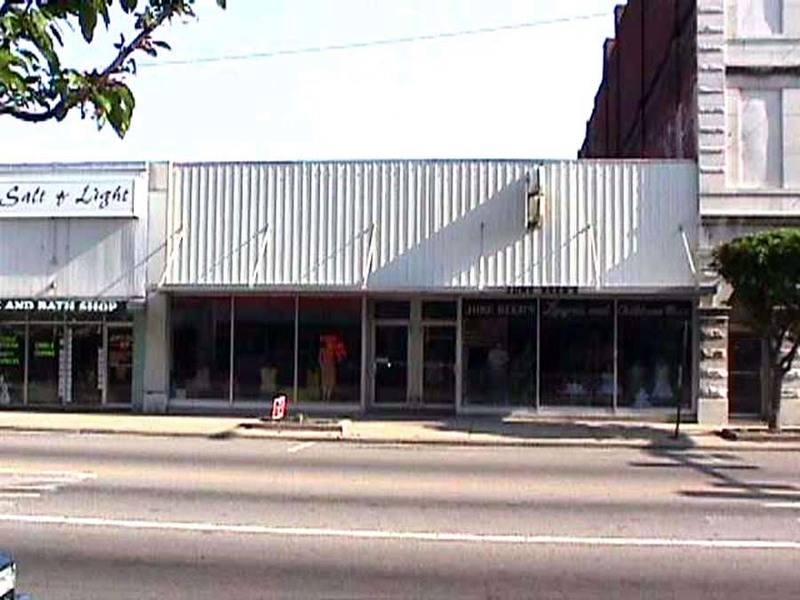 Salem, IL: June Reed Clothing before Hunter Law Firm renovation