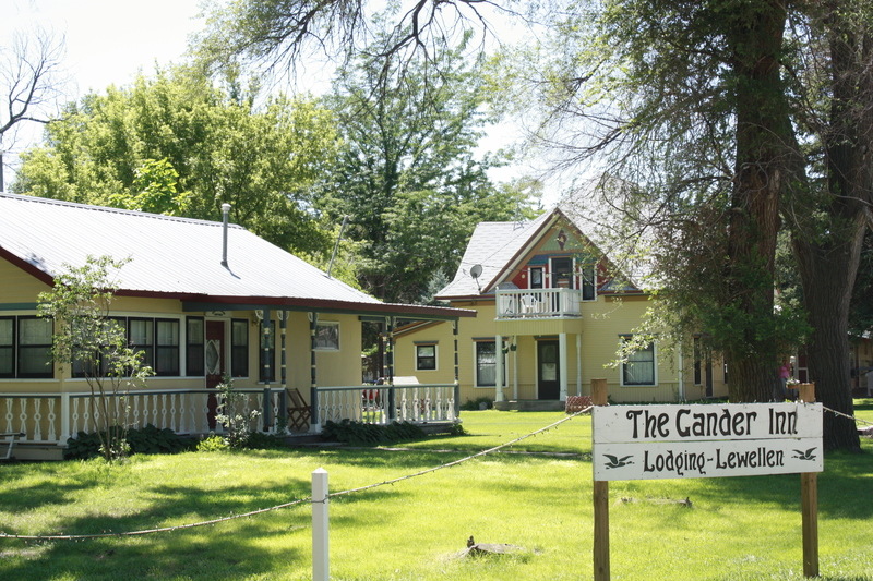 Lewellen, NE: View of Gingerbread Cottage at the Gander Inn