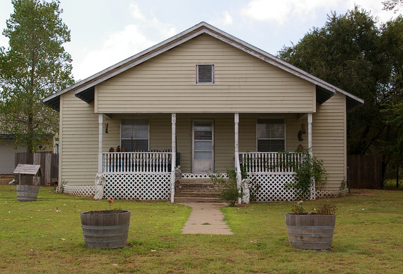 Clarendon, TX: OLD FARM HOUSE on the north edge of town.