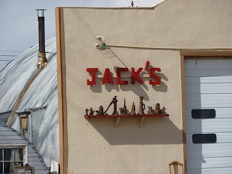 Oshkosh, NE: Jacks