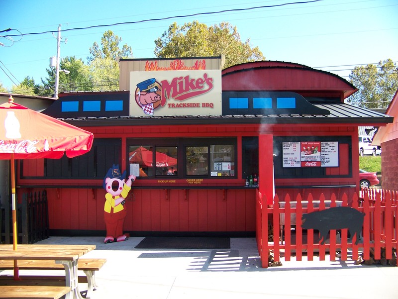 Blue Ridge, GA: Mike's Trackside BBQ...BEST BBQ IN BLUE RIDGE..TRUE SMOKED MEAT ...TAKE YOUR LUNCH ON THE TRAIN