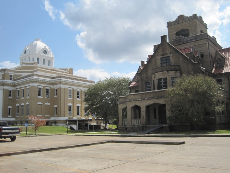 De Ridder, LA: Beauregard Parish Courthouse and Old Hanging Jail - DeRidder