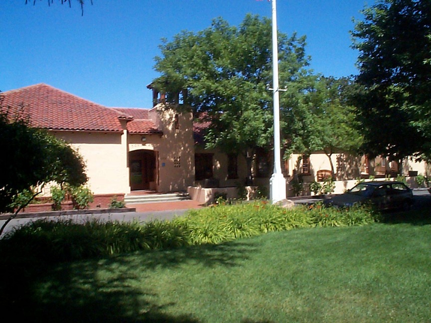 Yountville, CA: Town Hall is the seat of Yountville government. The building (circa 1920's) was originally the Yountville School. The Town purchased the building in 1978 for use as city hall. The inside offices have been remodeled several time to accommodate the growing staff.