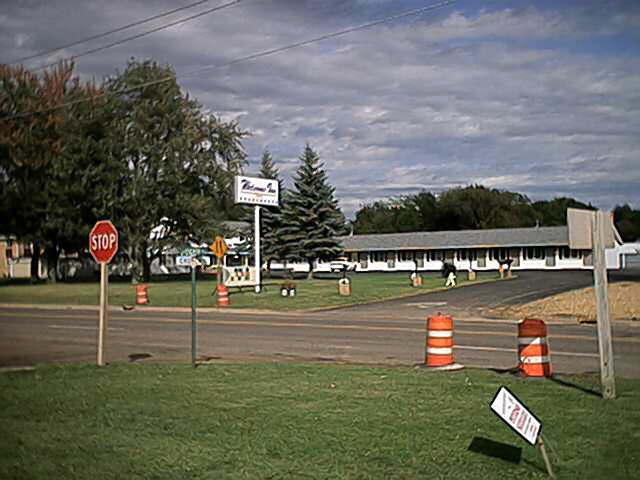 Medford, WI: Welcome Inn Motel (Taken late afternoon, during rush hour traffic, on 9/16/04...Overcast sky)