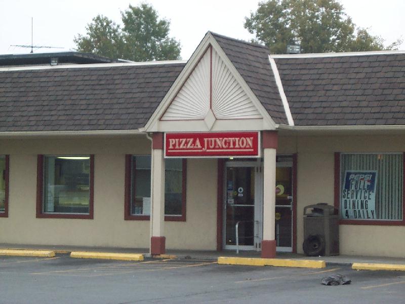 North Tonawanda, NY: 'Junction Pizza' - people come from near and far just to taste it again!