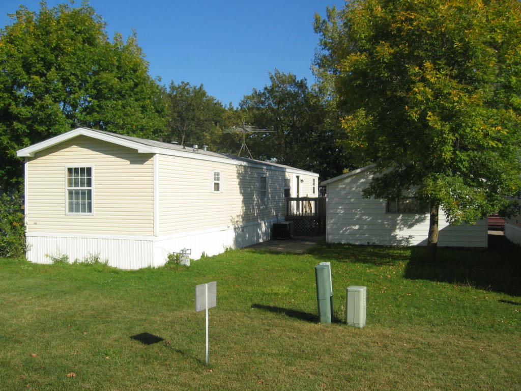 Park City, IL: Trailer home on Barb ave