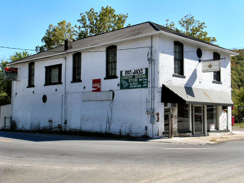 Milton, KY: The Country General Store in Milton KY, right near the bridge across the OH River to Madison IN