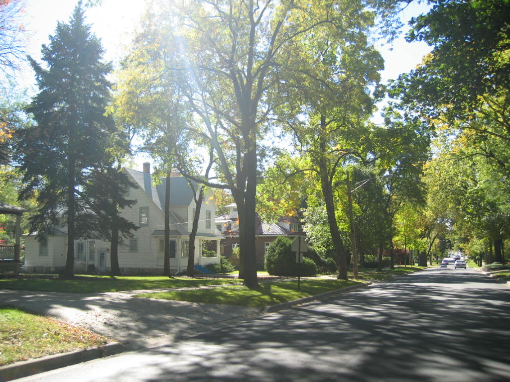 Hinsdale, IL: Homes on Garfield, one of the main streets into Hinsdale