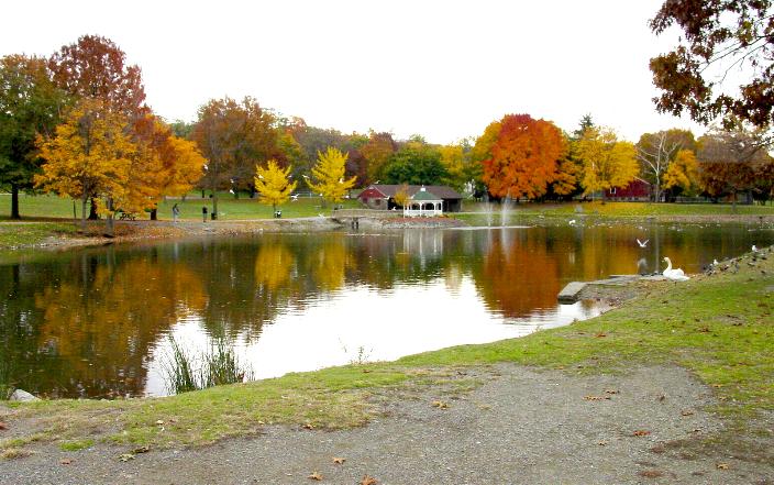 Cornwall, NY: RINGS POND IN CENTER OF TOWN