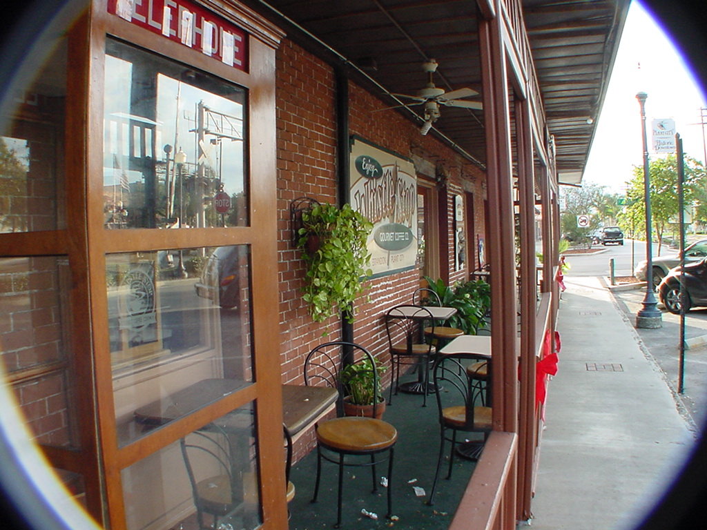 Plant City, FL: Whistle Stop Cafe's outdoor eating patio