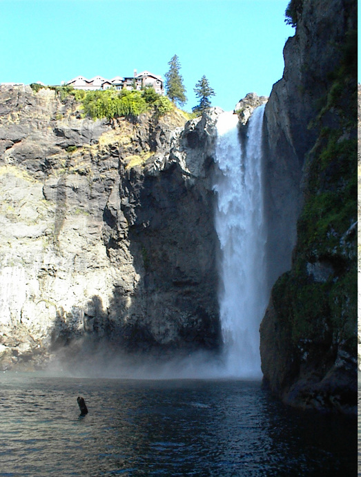 Snoqualmie, WA: Summer time at the base of the falls + Hotel