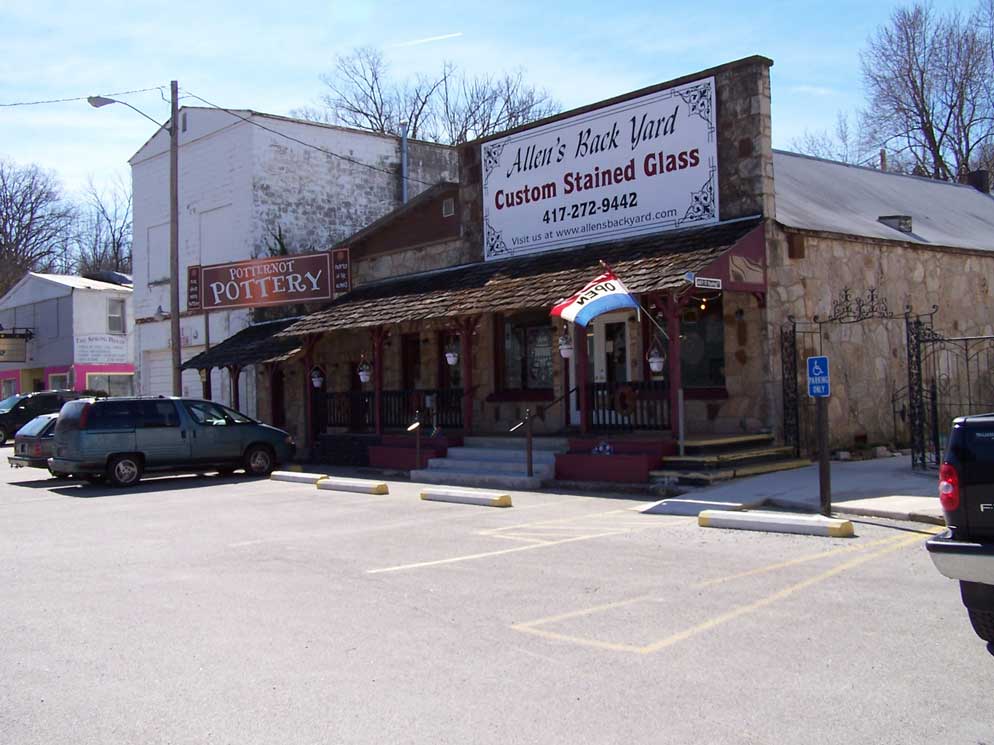 Reeds Spring, MO: Know as an Art Community, one of the craft stores in the town.