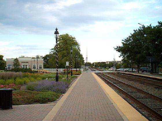 Itasca, IL: Itasca Train Station - Going In The Direction To Downtown Chicago - Itasca, IL