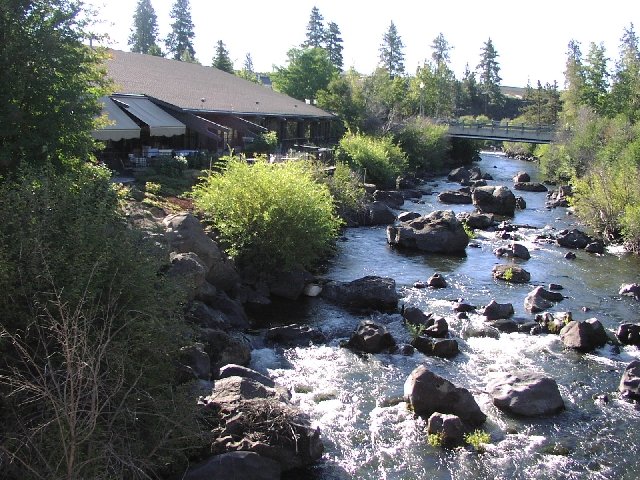 Bend, OR: Deschutes river, flowing behind the Riverhouse Hotel.