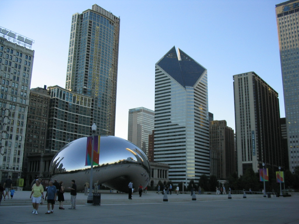 Chicago, IL: Cloud Gate sclupture in Millenium Park in Chicago