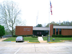 Winfield, AL: Closer view of City Hall