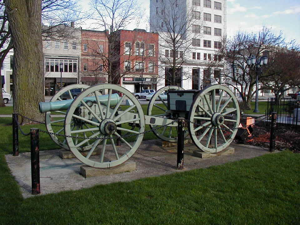 Elyria, OH: Cannon in the park