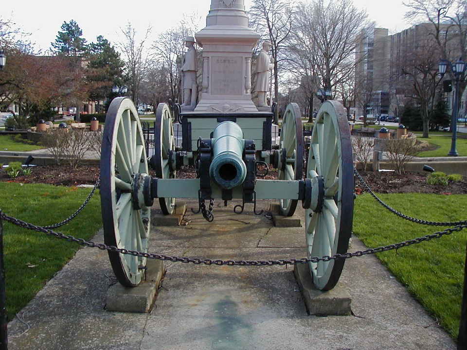 Elyria, OH: Cannon in the park