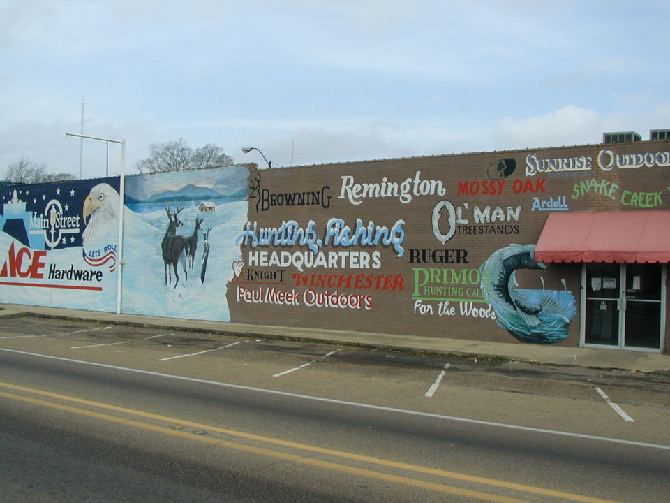 Mendenhall, MS: Local artist painting on hardware store side